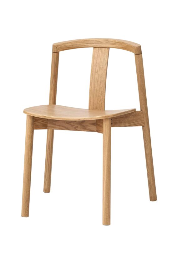 Der Eichenstuhl Tone verbindet zeitloses, minimalistisches Design mit ehrlicher Handwerkskunst und der Schönheit massiver Eiche. Leichte, elegante Linien werden durch eine solide Konstruktion und eine bequeme Formgebung für das tägliche Sitzen ergänzt. Die natürliche Holzmaserung und die geölte Oberfläche machen den Stuhl Tone zu einem stilvollen Stück, das sich in das Interieur einfügt und dennoch hervorsticht.