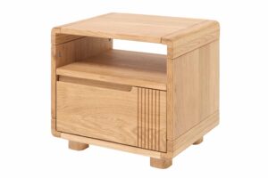 Der Nachttisch Luise aus Eiche verbindet die Stärke von Massivholz mit feinem Design. Abgerundete Kanten, dezente Fräsungen und die natürliche Eichenmaserung schaffen ein zeitloses Stück, das jedes Schlafzimmer gemütlicher macht. Das offene Fach und die Schublade mit Soft-Close-System sorgen täglich für praktischen Komfort. Eine zeitlose Wahl für alle, die Qualität und Ästhetik schätzen.