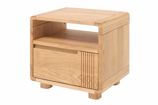 Der Nachttisch Luise aus Eiche verbindet die Stärke von Massivholz mit feinem Design. Abgerundete Kanten, dezente Fräsungen und die natürliche Eichenmaserung schaffen ein zeitloses Stück, das jedes Schlafzimmer gemütlicher macht. Das offene Fach und die Schublade mit Soft-Close-System sorgen täglich für praktischen Komfort. Eine zeitlose Wahl für alle, die Qualität und Ästhetik schätzen.