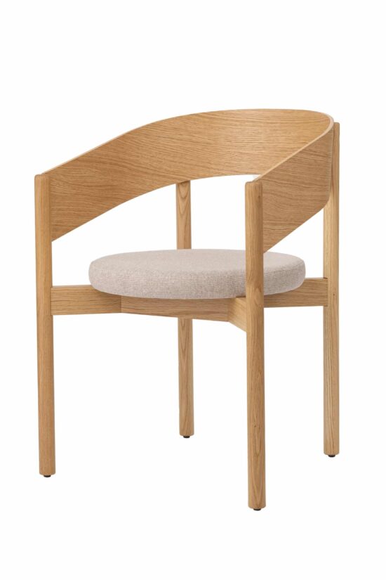 Der Stuhl Orbit in Beige kombiniert massives Eichenholz mit einem bequemen, beige gepolsterten Sitz und schafft so ein elegantes, ruhiges Ganzes. Die neutrale Farbe und das klare Design machen ihn zu einem vielseitigen Möbelstück für moderne und zeitlose Interieurs. Die ideale Wahl für alle, die Stil, Komfort und natürliche Eleganz in einem suchen.