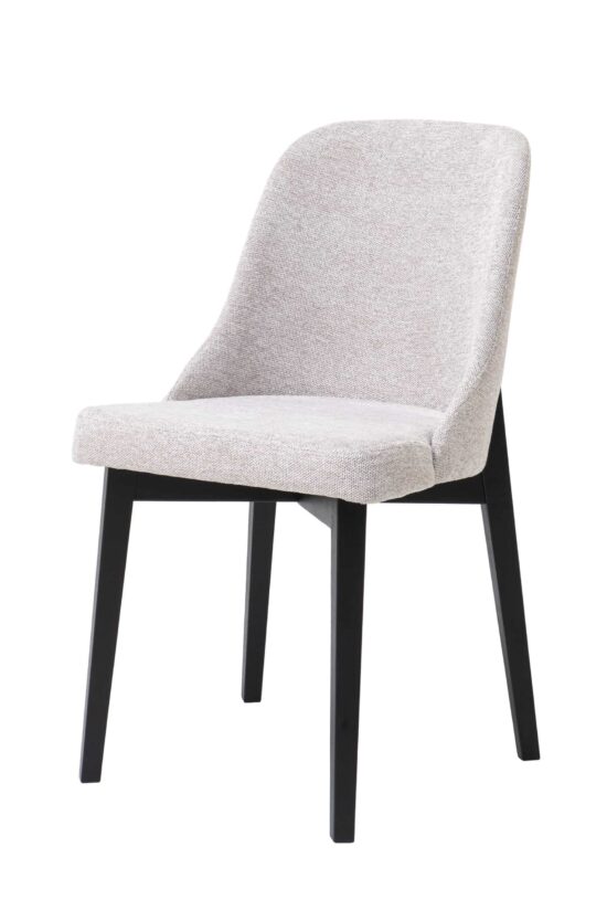 Der Esszimmerstuhl Grase in hellgrauer Ausführung bringt ruhige Eleganz und zeitlosen Stil in den Innenraum. Dank der weichen Polsterung und der ergonomisch geformten Rückenlehne bietet er maximalen Komfort bei jedem Sitzen. Ideale Wahl für Esszimmer, Arbeitszimmer und stilvolle Sitzbereiche.