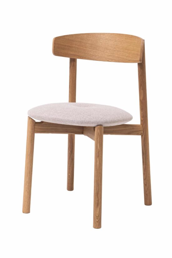 Der Esszimmerstuhl Emma vereint die Eleganz von natürlichem Eichenholz mit einer sanften beigen Polsterung. Das zeitlose Design mit abgerundeter Lehne und bequemem Polstersitz bringt Stil und Komfort in jedes Interieur.