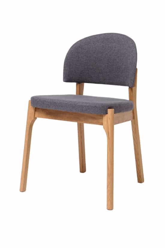 Der Polsterstuhl Pillar vereint die Schönheit von Massiveiche mit einer eleganten dunkelgrauen Polsterung. Die außergewöhnlich bequeme Polsterung, die abgerundete Lehne und die schlanken Holzbeine schaffen eine stilvolle und komfortable Sitzgelegenheit für moderne und natürlich gestaltete Interieurs.