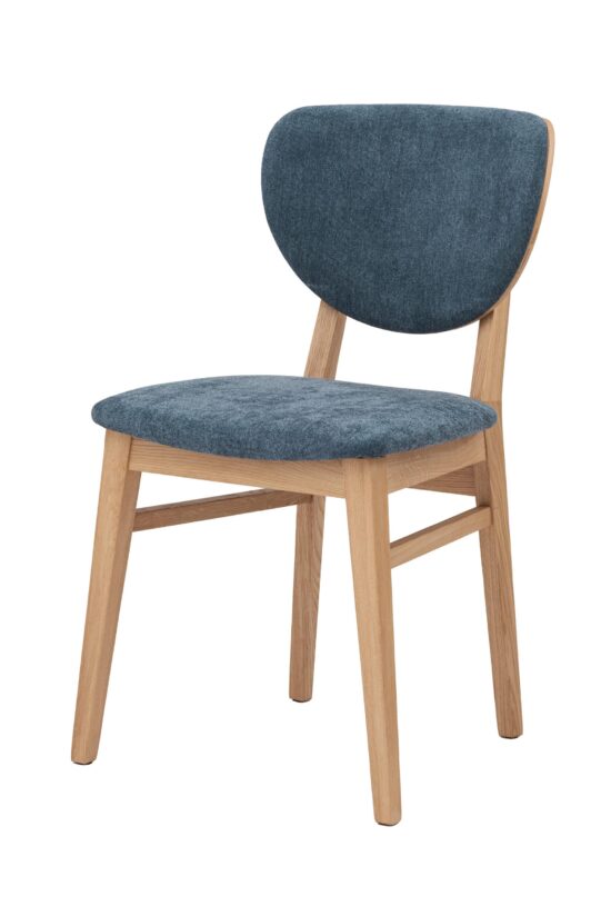 Der Holzstuhl Barcelona mit blauer Polsterung in Kombination mit massiver Eiche schafft ein ausgewogenes Ganzes, das Ruhe, angenehme Energie und natürlichen Komfort in den Raum bringt, den Sie schnell lieben werden. Dank seines schlichten, aber zeitlosen Designs fügt sich der Stuhl Barcelona mühelos in verschiedene Einrichtungsstile ein.