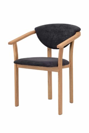 Der elegante Holzstuhl Alexis aus massivem Eichenholz in Kombination mit schwarzer Polsterung bietet Komfort, Qualität und zeitloses Design. Der schwarze Bezug wirkt anspruchsvoll und modern und verleiht dem Interieur gleichzeitig einen markanten und eleganten Charakter. Die ergonomische Form und die praktischen Armlehnen sorgen für maximalen Komfort beim täglichen Sitzen. Alexis wird mühelos zu einer stilvollen Ergänzung für Esszimmer, Arbeitszimmer und Wohnbereich.