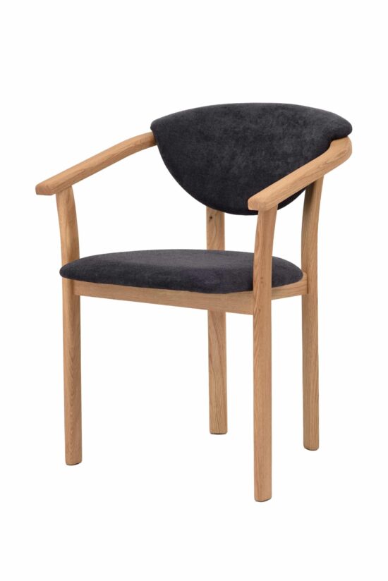 Der elegante Holzstuhl Alexis aus massivem Eichenholz in Kombination mit schwarzer Polsterung bietet Komfort, Qualität und zeitloses Design. Der schwarze Bezug wirkt anspruchsvoll und modern und verleiht dem Interieur gleichzeitig einen markanten und eleganten Charakter. Die ergonomische Form und die praktischen Armlehnen sorgen für maximalen Komfort beim täglichen Sitzen. Alexis wird mühelos zu einer stilvollen Ergänzung für Esszimmer, Arbeitszimmer und Wohnbereich.