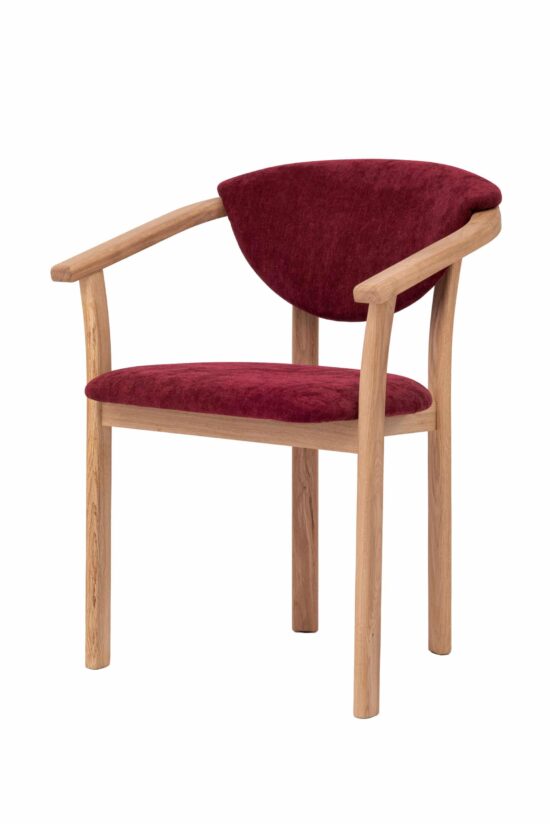 Der stilvolle Holzstuhl Alexis aus massivem Eichenholz mit roter Polsterung bringt Komfort, Qualität und ein markantes Designelement in jedes Interieur. Die ergonomische Form und die praktischen Armlehnen sorgen für maximalen Komfort beim täglichen Sitzen. Alexis wird mühelos zu einer stilvollen Ergänzung für Esszimmer, Arbeitszimmer und Wohnbereich.