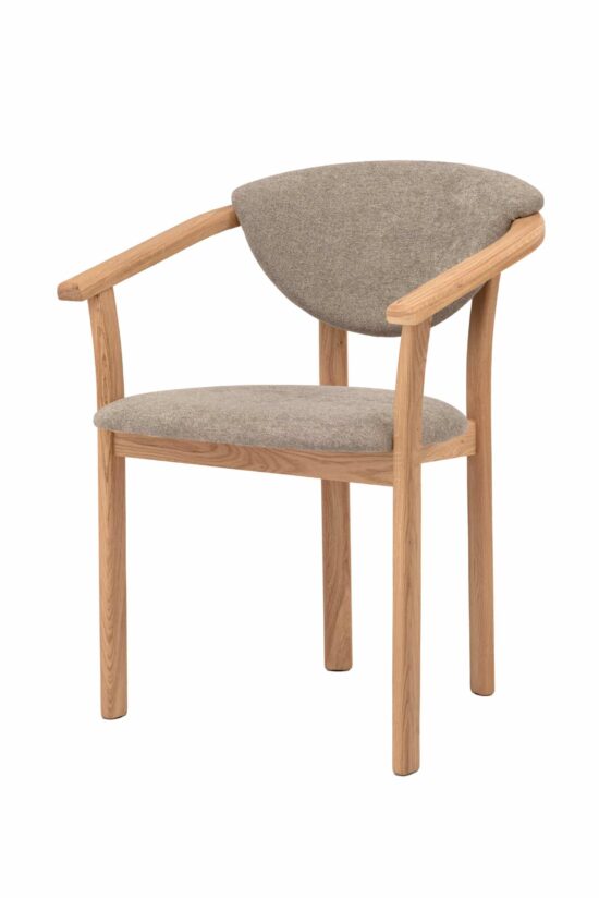 Der elegante Holzstuhl Alexis aus massiver Eiche in Kombination mit brauner Polsterung bietet Komfort, Qualität und zeitloses Design. Der braune Bezug wirkt warm und gemütlich und verleiht dem Interieur gleichzeitig einen eleganten und natürlichen Charakter. Die ergonomische Form und die praktischen Armlehnen sorgen für maximalen Komfort beim täglichen Sitzen. Alexis wird mühelos zu einer stilvollen Ergänzung für Esszimmer, Arbeitszimmer und Wohnbereich.