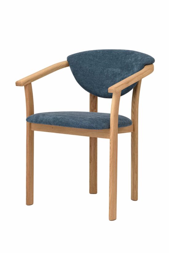 Der elegante Holzstuhl Alexis aus massiver Eiche mit blauer Polsterung bietet Komfort, Stabilität und zeitloses Design für den täglichen Gebrauch. Die ergonomische Form und die praktischen Armlehnen sorgen für maximalen Komfort beim täglichen Sitzen. Alexis wird mühelos zu einer stilvollen Ergänzung für Esszimmer, Arbeitszimmer und Wohnbereich.