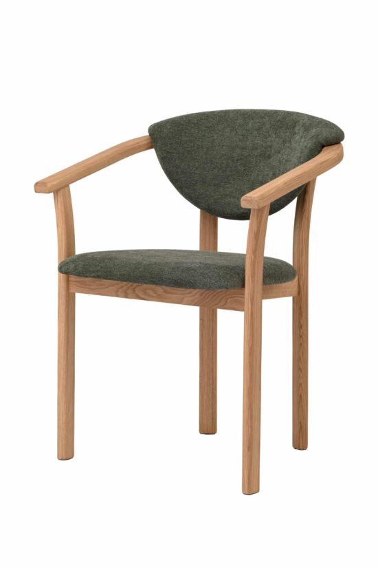 Der elegante Holzstuhl Alexis aus Massiveiche in Kombination mit grüner Polsterung bringt Komfort, Qualität und zeitloses Design. Die ergonomische Form und die praktischen Armlehnen sorgen für maximalen Komfort beim täglichen Sitzen. Alexis wird mühelos zu einer stilvollen Ergänzung für Esszimmer, Arbeitszimmer und Wohnbereich.