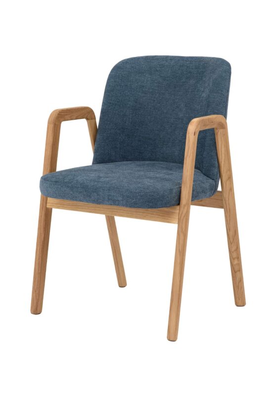 Der Eichenstuhl Chill eignet sich nicht nur für den Esstisch, sondern auch für das Arbeitszimmer, das Büro oder stilvolle gewerbliche Räume. Massives Eichenholz garantiert eine lange Lebensdauer, die hochwertige blaue Polsterung ein angenehmes Sitzen und die Armlehnen noch mehr Komfort beim Aufstehen und Sitzen.