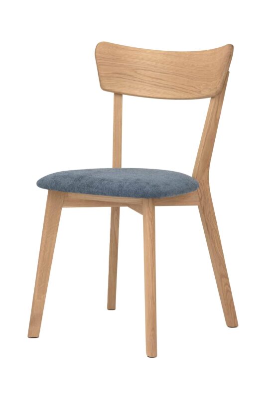 Der Eichenstuhl Diana vereint elegantes Design, Komfort und ehrliche Verarbeitung aus massiver Eiche. Die weich gepolsterte Sitzfläche in blauem Stoff verleiht Ihrem Interieur Stil und sorgt für Komfort beim täglichen Essen. Die ideale Wahl für ein gemütliches Zuhause, in dem Sie Qualität und zeitlose Optik schätzen.