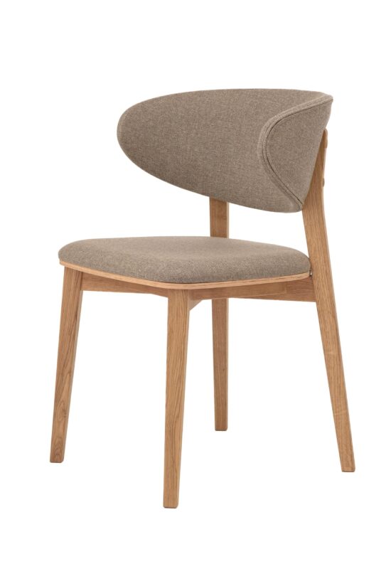 Der Eichenstuhl Suny besticht durch die elegante Verbindung von massivem Eichenholz und brauner Stoffpolsterung. Das fein gewebte Textil in natürlichen Beige-Sand-Tönen mit leicht meliertem Effekt verleiht dem Stuhl ein warmes und natürliches Aussehen. Die moderne Formgebung der Rückenlehne und die präzise Verarbeitung bringen eine Kombination aus Stil, Komfort und unaufdringlicher Eleganz in das Interieur, die zeitlos und angenehm im täglichen Gebrauch wirkt.