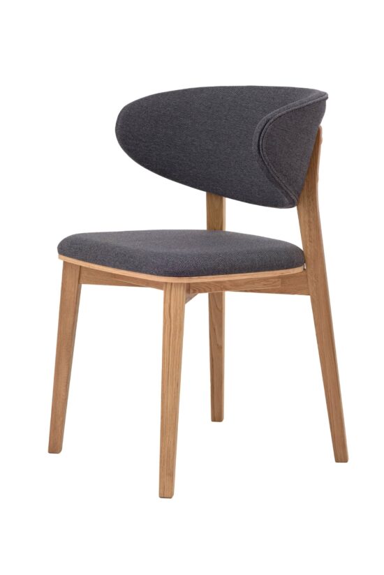 Der Eichenstuhl Suny besticht durch die elegante Verbindung von massivem Eichenholz und dunkelgrauem Stoff. Die modern geformte Rückenlehne und die präzise Verarbeitung schaffen ein ausgewogenes Ganzes, das Komfort, zeitloses Design und dezente Eleganz für jedes Interieur verbindet.