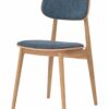 Der Esszimmerstuhl Verde in blau besticht durch klare Linien, hochwertiges massives Eichenholz und eine elegante blaue Polsterung. Die ergonomische Formgebung sorgt für Komfort auch bei längerem Sitzen, während das ruhige und zeitlose Design dem Interieur Harmonie und Stil verleiht. Die ideale Wahl für das Zuhause sowie moderne Gastronomiebereiche.