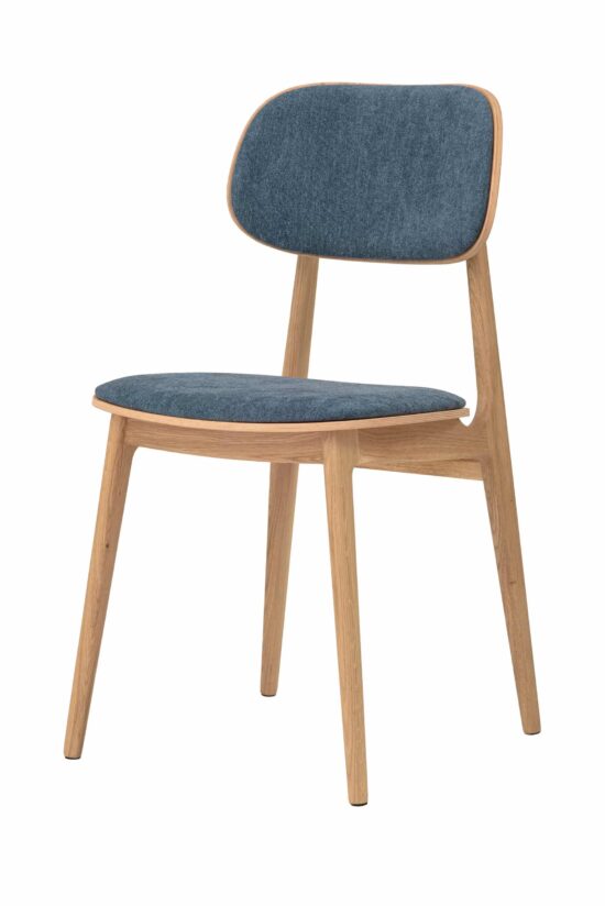 Der Esszimmerstuhl Verde in blau besticht durch klare Linien, hochwertiges massives Eichenholz und eine elegante blaue Polsterung. Die ergonomische Formgebung sorgt für Komfort auch bei längerem Sitzen, während das ruhige und zeitlose Design dem Interieur Harmonie und Stil verleiht. Die ideale Wahl für das Zuhause sowie moderne Gastronomiebereiche.