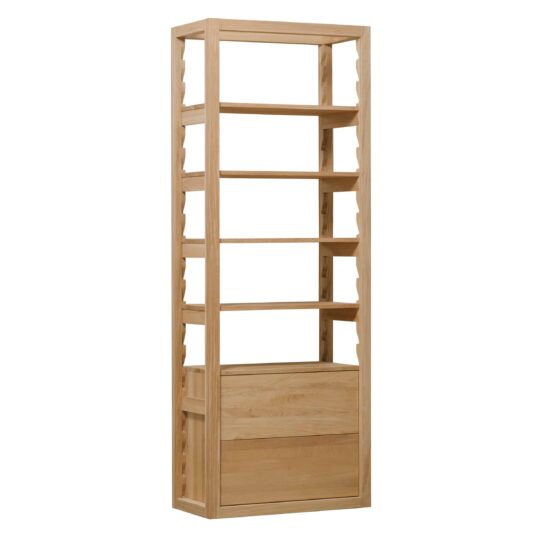 Das massive Bücherregal aus Eiche Funny besticht durch sein minimalistisches Design ohne Griffe und die natürliche Optik des geölten Holzes. Der offene Regalbereich bietet die Möglichkeit, die Höhe der einzelnen Fachböden einzustellen, sodass Sie ihn leicht an Ihre Bedürfnisse anpassen können. Praktische Schubladen mit Tip-on-System sorgen für eine komfortable Nutzung und unauffällige Aufbewahrung von Gegenständen.