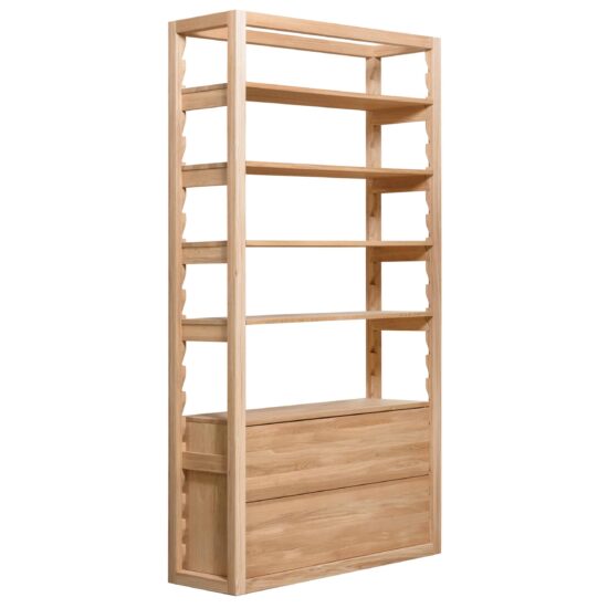 Das massive Bücherregal Funny 3 aus Eiche besticht durch sein klares, minimalistisches Design ohne Griffe sowie die natürliche Schönheit des geölten Holzes. Der offene Regalbereich ermöglicht die Höhenverstellung der einzelnen Fachböden, sodass Sie ihn leicht an Ihre Bedürfnisse anpassen können. Praktische Schubladen mit Tip-on-System sorgen für komfortable Nutzung und gleichzeitig dezente Aufbewahrung Ihrer Sachen.
