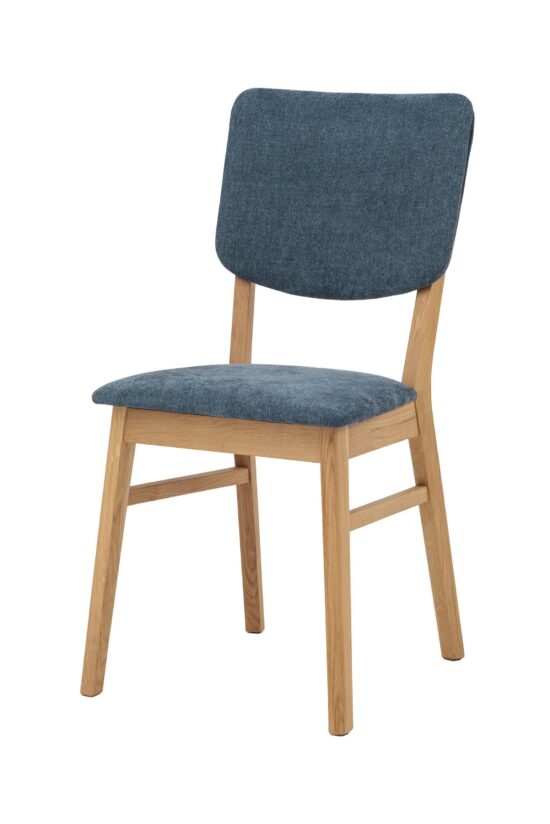 Der Stuhl Tallin vereint die natürliche Schönheit von massivem Eichenholz mit einer eleganten blauen Polsterung, die beruhigend wirkt und dem Interieur gleichzeitig eine moderne Note verleiht. Die ergonomisch geformte Rückenlehne sorgt zusammen mit der angenehmen Polsterung für Komfort auch bei längerem Sitzen. Dank des zeitlosen Designs und der hochwertigen Verarbeitung eignet er sich hervorragend sowohl für das tägliche Essen als auch für festliche Momente.