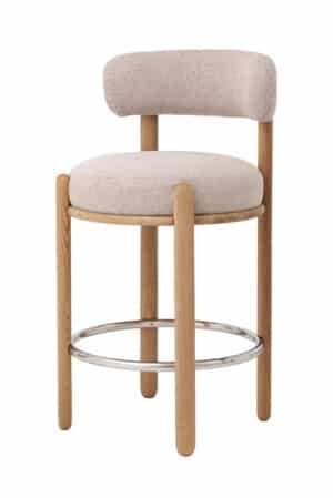 Der Barstuhl Striha besticht durch ein anspruchsvolles Design mit sanft abgerundeten Linien, die aus jedem Blickwinkel elegant und harmonisch wirken. Die combination aus massivem Eichenholz, weich gepolsterter Sitzfläche und Rückenlehne in beigem Stoff schafft einen angenehmen Kontrast zwischen natürlichen Materialien und modernem Komfort.