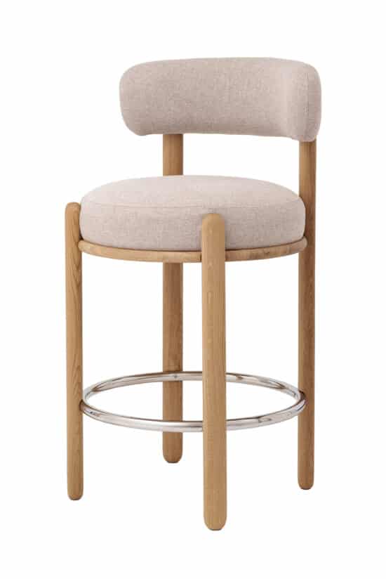 Der Barstuhl Striha besticht durch ein anspruchsvolles Design mit sanft abgerundeten Linien, die aus jedem Blickwinkel elegant und harmonisch wirken. Die combination aus massivem Eichenholz, weich gepolsterter Sitzfläche und Rückenlehne in beigem Stoff schafft einen angenehmen Kontrast zwischen natürlichen Materialien und modernem Komfort.