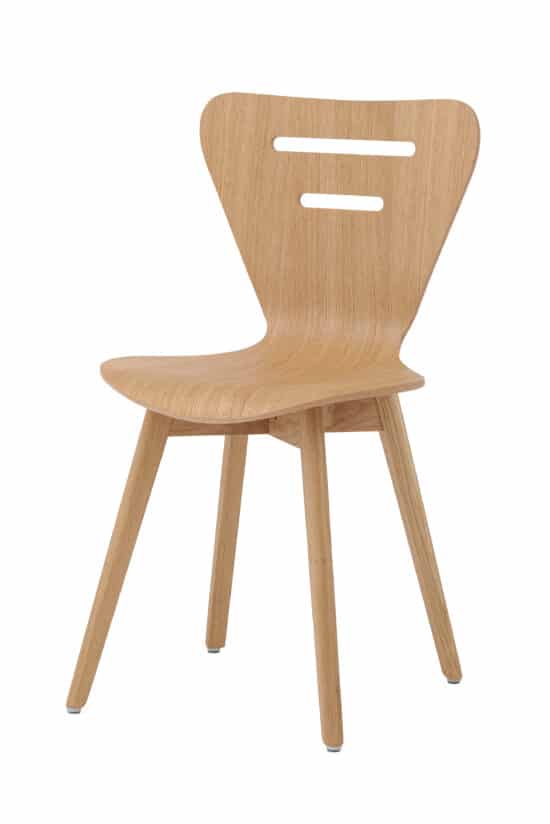 Der Esszimmerstuhl Doris aus Eiche Natur besticht durch sein originelles Design, das moderne Formgebung mit der Schönheit natürlichen Eichenholzes kombiniert. Die ergonomisch geformte Sitzfläche und Rückenlehne aus Eichenfurnier sorgen für bequemes Sitzen, während die massive Eichenkonstruktion hohe Stabilität und lange Lebensdauer garantiert. Dank seines zeitlosen Aussehens passt der Stuhl Doris hervorragend in private wie gewerbliche Interieurs, in die er Leichtigkeit, Eleganz und natürlichen Charakter bringt.