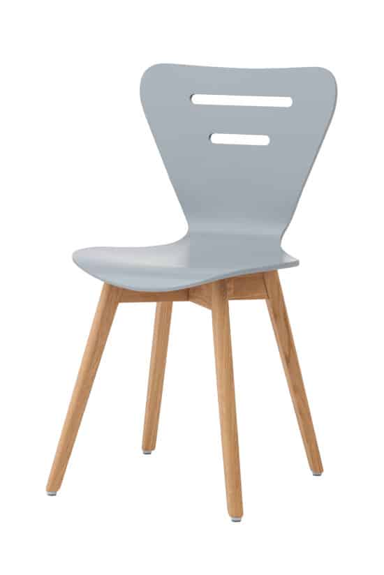 Der Esszimmerstuhl Doris aus Eiche in grau besticht durch sein originelles Design, das moderne Formgebung mit einer eleganten grauen Ausführung kombiniert. Die ergonomisch geformte Sitzfläche and Rückenlehne aus Eichenfurnier, versehen mit hochwertigem grauem Lack, sorgen für bequemes Sitzen und eine attraktive Optik. Die massive Eichenkonstruktion garantiert hohe Stabilität, Widerstandsfähigkeit und eine lange Lebensdauer. Dank seines zeitlosen Designs passt der Stuhl Doris hervorragend in private wie gewerbliche Interieurs, in die er moderne Eleganz, Leichtigkeit und einen harmonischen Charakter bringt.