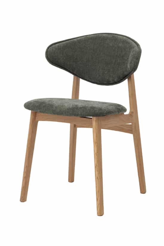 Der Stuhl Shoti stellt ein perfektes Zusammenspiel von organischen Formen, hochwertigen Materialien und modernem Design dar. Die charakteristische asymmetrische Rückenlehne, die elegante Eichenkonstruktion und die anspruchsvolle grüne Polsterung schaffen ein markantes Designelement, das Aufmerksamkeit erregt und gleichzeitig außergewöhnlichen Komfort im Alltag bietet.