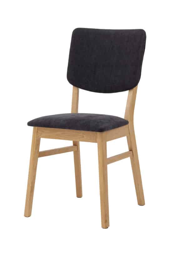 Der Stuhl Tallin vereint die natürliche Schönheit von massivem Eichenholz mit einer eleganten schwarzen Polsterung, die dem Interieur ein modernes, zeitloses und anspruchsvolles Aussehen verleiht. Die ergonomisch geformte Rückenlehne sorgt zusammen mit der weichen Polsterung für maximalen Komfort bei jedem Sitzen. Der hochwertige schwarze Stoff wirkt stilvoll, ist angenehm im Griff und gleichzeitig beständig gegen den täglichen Gebrauch.