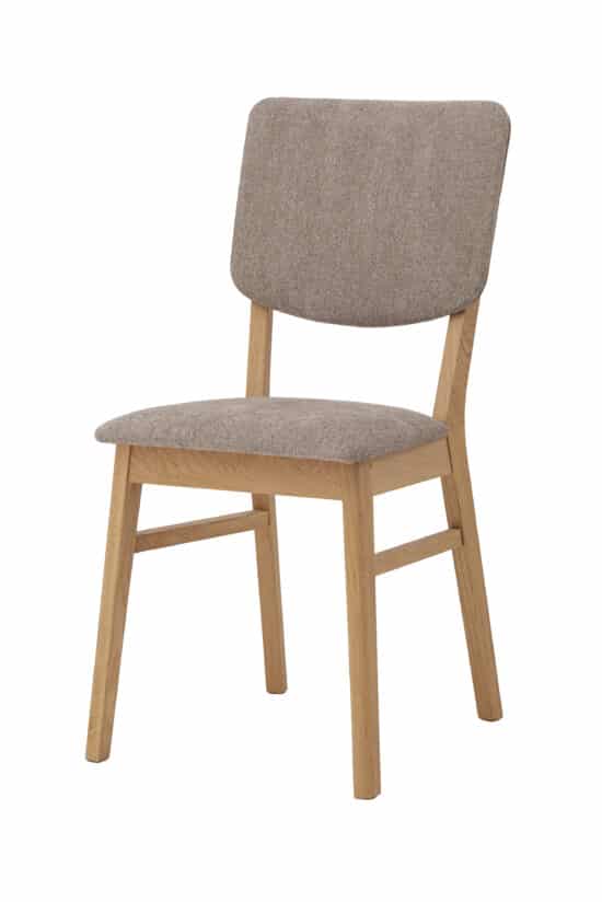 Der Stuhl Tallin vereint die natürliche Schönheit von massivem Eichenholz mit einer eleganten braunen Polsterung, die dem Interieur ein gemütliches, zeitloses und geschmackvolles Aussehen verleiht. Die ergonomisch geformte Rückenlehne sorgt zusammen mit der weichen Polsterung für maximalen Komfort bei jedem Sitzen. Der hochwertige braune Stoff wirkt elegant, ist angenehm im Griff und gleichzeitig widerstandsfähig gegen den täglichen Gebrauch.