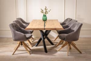 Die Eichen-Essgruppe Amber – Hugo verbindet die einzigartige Schönheit massiver Eiche mit modernem Design und erstklassigem Komfort. Der Tisch Amber mit origineller Harzfüllung und markanter Eichenmaserung wird zur unübersehbaren Dominante Ihres Interieurs. Die komfortablen Drehsessel Hugo in elegantem grauem Stoff mit Armlehnen sorgen für Bequemlichkeit bei jedem Beisammensein.