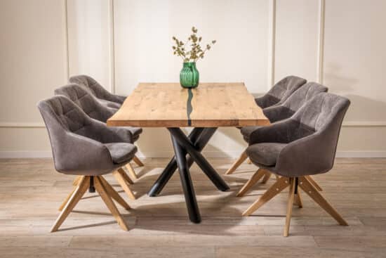 Die Eichen-Essgruppe Amber – Hugo verbindet die einzigartige Schönheit massiver Eiche mit modernem Design und erstklassigem Komfort. Der Tisch Amber mit origineller Harzfüllung und markanter Eichenmaserung wird zur unübersehbaren Dominante Ihres Interieurs. Die komfortablen Drehsessel Hugo in elegantem grauem Stoff mit Armlehnen sorgen für Bequemlichkeit bei jedem Beisammensein.