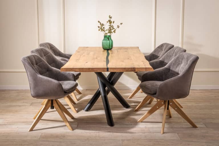 Die Eichen-Essgruppe Amber – Hugo verbindet die einzigartige Schönheit massiver Eiche mit modernem Design und erstklassigem Komfort. Der Tisch Amber mit origineller Harzfüllung und markanter Eichenmaserung wird zur unübersehbaren Dominante Ihres Interieurs. Die komfortablen Drehsessel Hugo in elegantem grauem Stoff mit Armlehnen sorgen für Bequemlichkeit bei jedem Beisammensein.