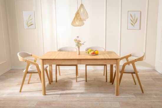 Die Eichen-Essgruppe Luise – Freja bringt eine perfekte Harmonie aus natürlichem Massivholz, zeitlosem Design und täglichem Komfort in Ihr Zuhause. Der ausziehbare Esstisch Luise aus Eiche bietet viel Platz für das alltägliche Essen sowie Familienfeiern, während die gepolsterten Stühle Freja mit Armlehnen für Komfort bei jedem Sitzen sorgen.