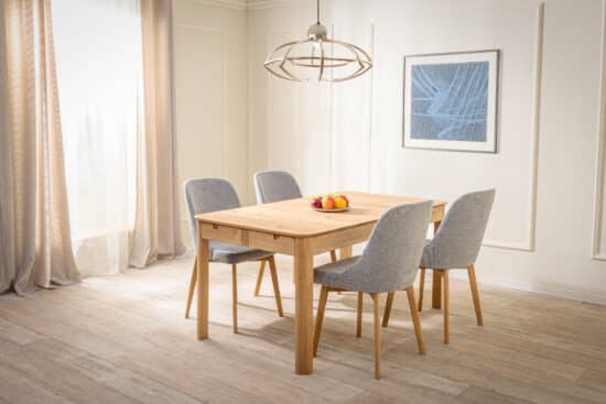 Das Esstisch-Set Luise aus Eiche – Milis grauer Stoff bietet die perfekte Kombination aus natürlicher Eleganz, hochwertiger massiver Eiche und bequemem Sitzen. Der ausziehbare Esstisch Luise bietet ausreichend Platz für das tägliche Essen sowie größere Familientreffen, während die Polsterstühle Milis in modernem grauem Stoff für maximalen Komfort sorgen.