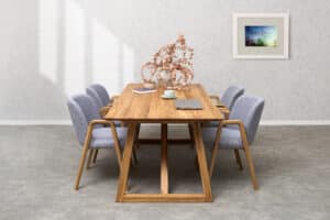 Die Eichen-Essgruppe Nordic – Chill grauer Stoff verbindet ehrliche massive Eiche, modernes Design und außergewöhnlichen Komfort. Der elegante Tisch Nordic mit markanter Eichenmaserung wird durch die komfortablen Stühle Chill mit Armlehnen und grauer Polsterung ergänzt. Eine zeitlose Essgruppe, die Stil, Qualität und eine angenehme Atmosphäre für das tägliche Essen in Ihr Zuhause bringt
