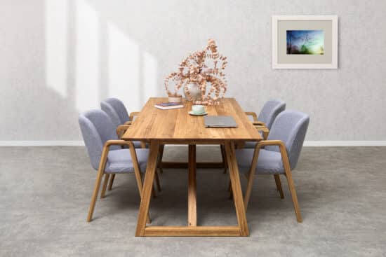 Die Eichen-Essgruppe Nordic – Chill grauer Stoff verbindet ehrliche massive Eiche, modernes Design und außergewöhnlichen Komfort. Der elegante Tisch Nordic mit markanter Eichenmaserung wird durch die komfortablen Stühle Chill mit Armlehnen und grauer Polsterung ergänzt. Eine zeitlose Essgruppe, die Stil, Qualität und eine angenehme Atmosphäre für das tägliche Essen in Ihr Zuhause bringt