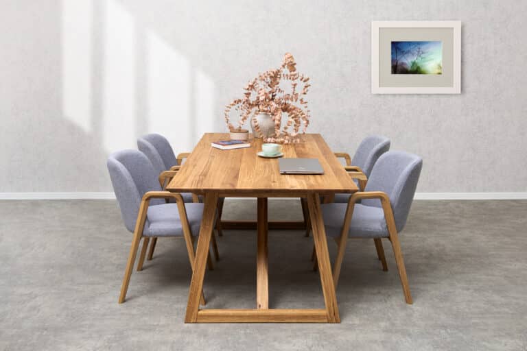 Die Eichen-Essgruppe Nordic – Chill grauer Stoff verbindet ehrliche massive Eiche, modernes Design und außergewöhnlichen Komfort. Der elegante Tisch Nordic mit markanter Eichenmaserung wird durch die komfortablen Stühle Chill mit Armlehnen und grauer Polsterung ergänzt. Eine zeitlose Essgruppe, die Stil, Qualität und eine angenehme Atmosphäre für das tägliche Essen in Ihr Zuhause bringt