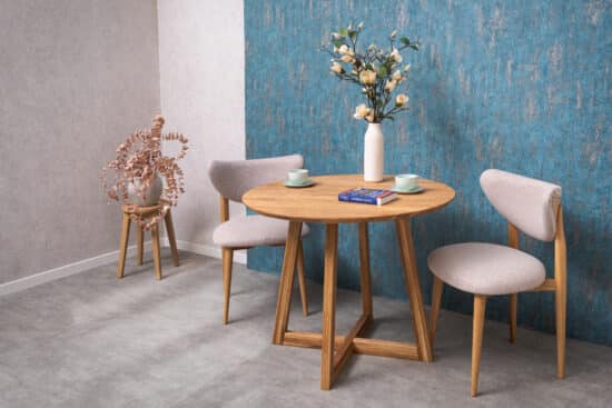 Das Esstisch-Set Nordic aus Eiche – Moon Beige bringt die perfekte Harmonie aus natürlichem Eichenmassivholz, zeitlosem Design und erstklassigem Komfort. Der runde Tisch Nordic schafft eine angenehme Umgebung für gemeinsames Essen, während die komfortablen Sessel Moon mit beiger Polsterung dem Interieur Eleganz und Gemütlichkeit verleihen.