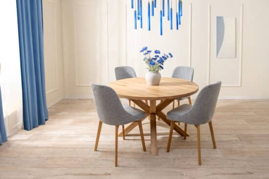 Der runde Tisch Olin schafft einen angenehmen Ort für gemeinsames Essen, während der Stuhl Milis auch bei längerem Sitzen Komfort bietet. Zeitloses Design und hochwertige Verarbeitung machen dieses Set zu einer stilvollen Ergänzung für moderne und klassische Innenräume.