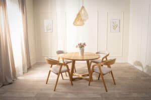 Der runde Tisch aus massiver Eiche in Kombination mit bequemen Polsterstühlen mit Armlehnen bringt perfekte Harmonie aus natürlichen Materialien, zeitlosem Design und täglichem Komfort. Dank hochwertiger Verarbeitung und universellem Look wird das Set zum stilvollen Mittelpunkt jedes Esszimmers oder jeder Küche.