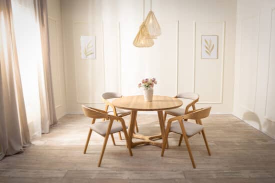 Der runde Tisch aus massiver Eiche in Kombination mit bequemen Polsterstühlen mit Armlehnen bringt perfekte Harmonie aus natürlichen Materialien, zeitlosem Design und täglichem Komfort. Dank hochwertiger Verarbeitung und universellem Look wird das Set zum stilvollen Mittelpunkt jedes Esszimmers oder jeder Küche.