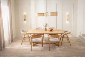 Das Eichen-Esstisch-Set Rome Long – Freja vereint die Schönheit massiver Eiche, zeitloses Design und maximalen Komfort. Der geräumige Tisch aus hochwertigem Eichenmassivholz wird durch elegante gepolsterte Freja Stühle mit Armlehnen in beigem Stoff ergänzt.