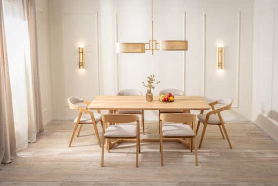 Das Eichen-Esstisch-Set Rome Long – Freja vereint die Schönheit massiver Eiche, zeitloses Design und maximalen Komfort. Der geräumige Tisch aus hochwertigem Eichenmassivholz wird durch elegante gepolsterte Freja Stühle mit Armlehnen in beigem Stoff ergänzt.