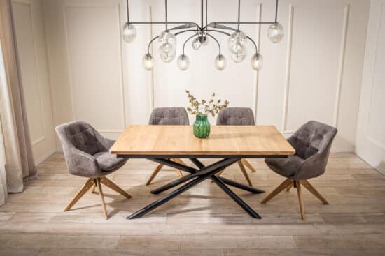 Das Esstisch-Set Traun – Hugo aus Eiche vereint die zeitlose Schönheit massiver Eiche, modernes Industriedesign und erstklassigen Komfort. Der Ausziehtisch Traun mit elegantem Metallgestell bietet ausreichend Platz für das tägliche Essen sowie größere Familientreffen, während die Drehsessel Hugo mit grauer Polsterung für maximalen Komfort bei jedem Beisammensein sorgen.