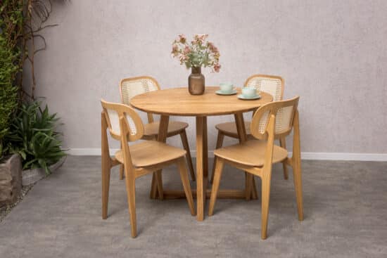 Das Esstisch-Set Nordic aus Eiche – Benet verbindet zeitloses Design, erstklassige massive Eiche und maximalen Komfort. Der runde Tisch Nordic schafft eine angenehme Atmosphäre für gemeinsames Essen, während die eleganten Stühle Benet mit provenzalischem Geflecht dem Interieur einen einzigartigen Charakter verleihen.