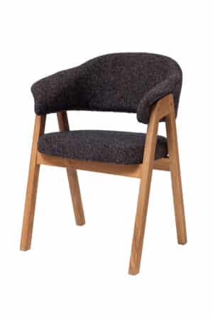 Der Eichen-Sessel Mona mit schwarzer Polsterung vereint massives Eichenholz, elegante schwarze Polsterung und maximalen Komfort. Die geformte Sitzfläche, bequeme Armlehnen and die hochwertige Verarbeitung sorgen für Komfort im täglichen Gebrauch. Die zeitlose Kombination aus Eiche und Schwarz ergänzt moderne sowie klassische Interieurs hervorragend.