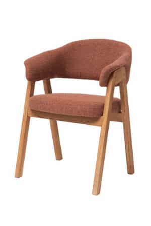 Der Eichen-Sessel Mona mit brauner Polsterung vereint massives Eichenholz, elegante braune Polsterung und hohen Sitzkomfort. Die ergonomisch geformte Sitzfläche, bequeme Armlehnen und hochwertige Verarbeitung sorgen für maximalen Komfort im Alltag. Ein warmer Braunton verleiht dem Interieur eine gemütliche Atmosphäre und zeitlosen Stil.