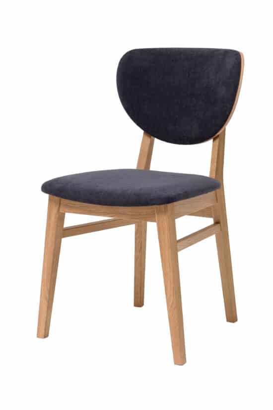 Der Holzstuhl Barcelona mit schwarzem Stoff vereint die natürliche Schönheit massiver Eiche mit einer eleganten schwarzen Polsterung. Die zeitlose Kombination, die bequeme gepolsterte Sitzfläche und die geformte Rückenlehne bieten Stil und Komfort für das tägliche Sitzen. Eine hervorragende Wahl für moderne Esszimmer, Küchen sowie repräsentative Geschäftsräume.