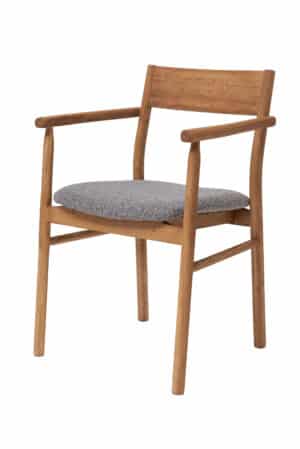 Der Eichen-Sessel Dijon grau besticht durch die elegante Kombination von massivem Eichenholz und komfortabler Polsterung. Abgerundete Linien and praktische Armlehnen schaffen ein harmonisches Design, das natürlich und modern wirkt. Der grau melierte Bezug mit einer Kombination aus hell- und dunkelgrauen Fasern verleiht dem Sessel eine feine Struktur und elegante Tiefe.